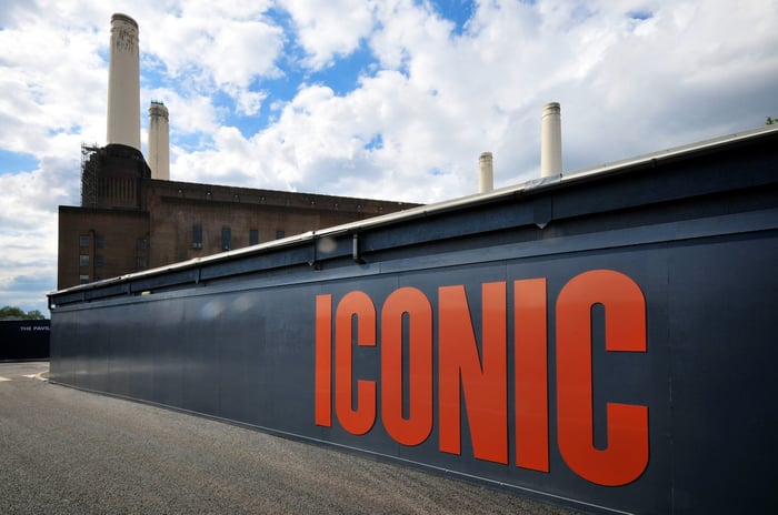 Battersea Power Station – perimeter signage & hoarding by Octink